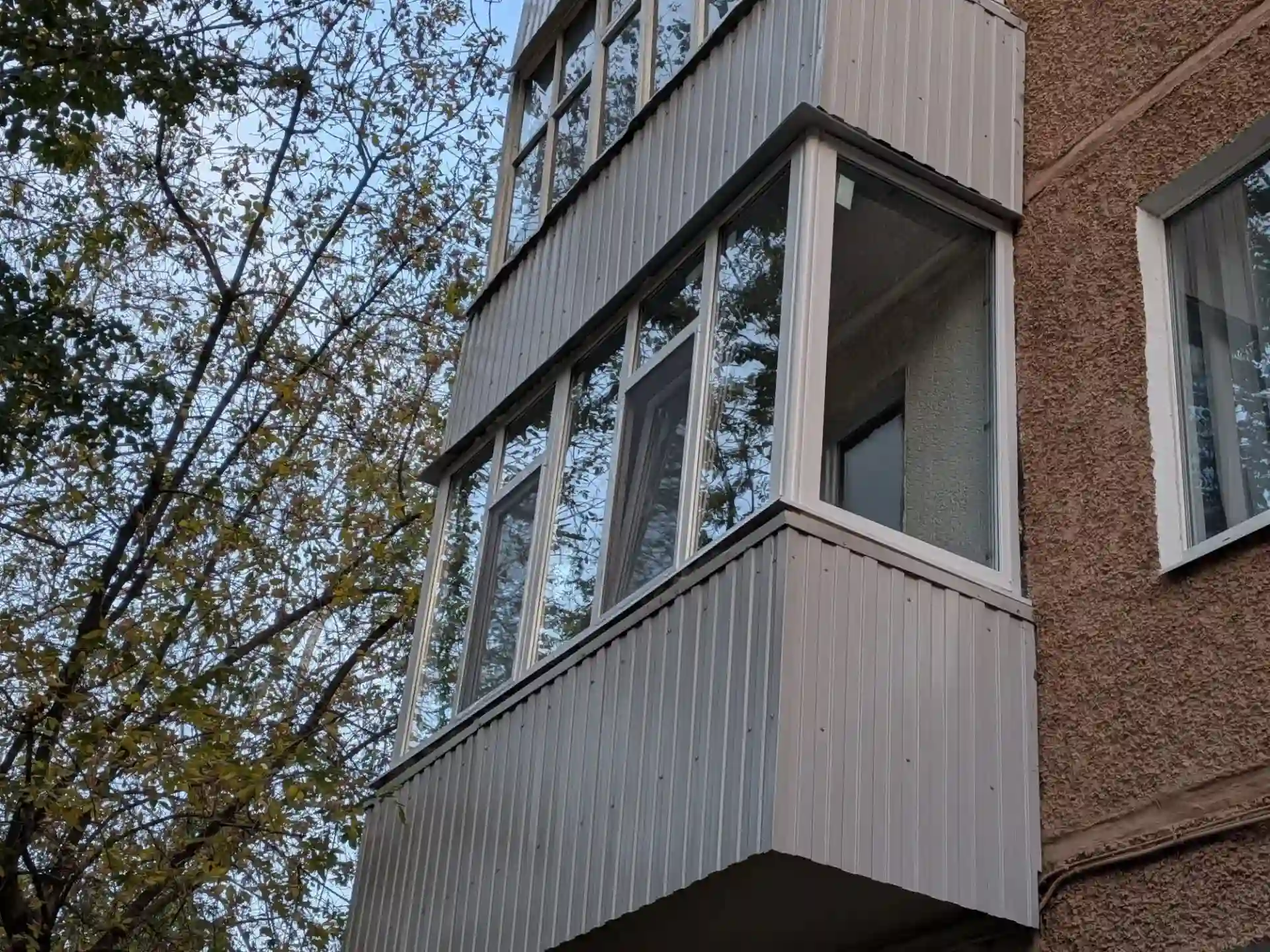 Замена старого остекления балкона с установкой ПВХ-рам под ключ